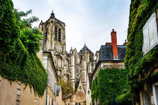 bourges kathedrale in bourges, frankreich - cher stock-fotos und bilder