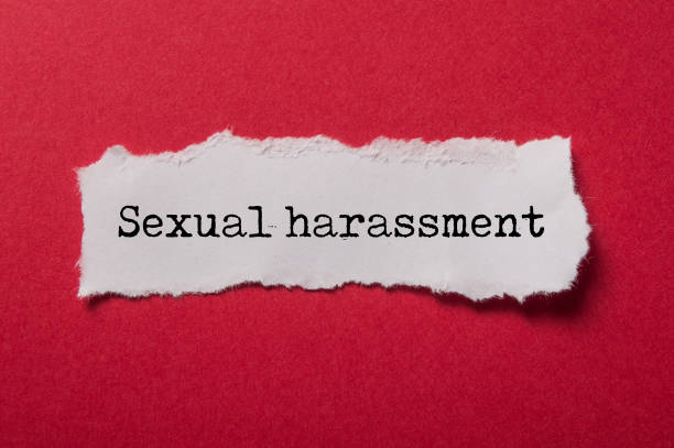 blanc papier déchiré sur fond de papier rouge avec texte - harcèlement sexuel - inappropriate photos et images de collection