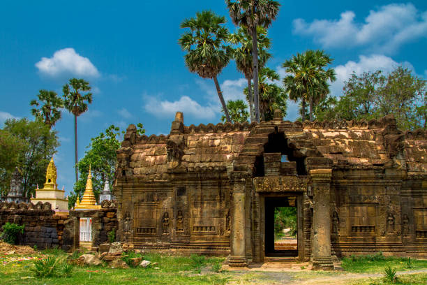 phnom bachey pagode, kampong cham, kambodscha - cham mask stock-fotos und bilder