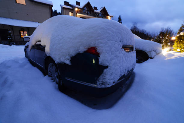 istock snow car in the Carpathians 1028729520