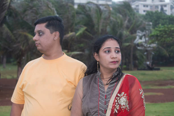coppia indiana che ha una discussione - marito foto e immagini stock