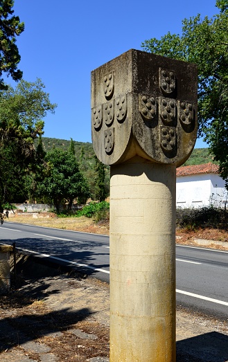 Columna de piedra Vila Verde de Ficalho - marcador de la frontera - con el escudo Portugués, Serpa, Alentejo, Portugal photo