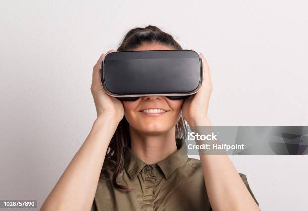 Photo libre de droit de Portrait Dune Belle Jeune Femme Avec Vr Lunettes En Studio banque d'images et plus d'images libres de droit de Simulateur de réalité virtuelle