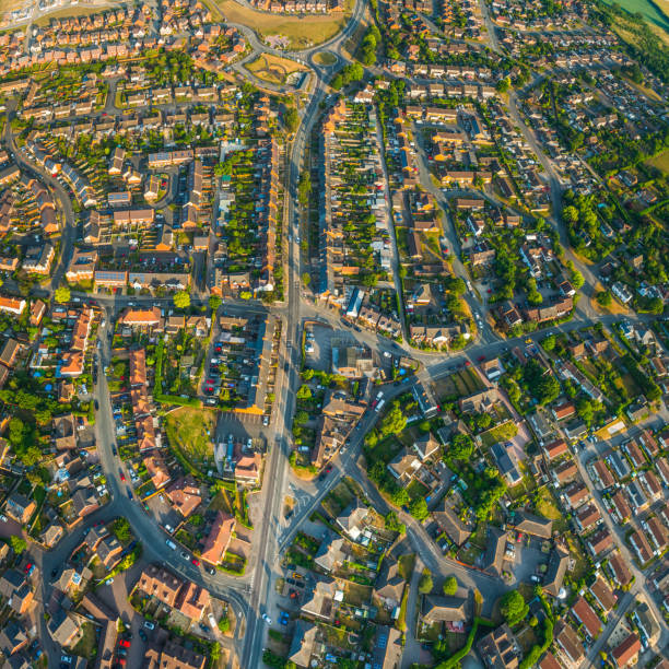 luftaufnahme vororten auf dem dach häuser wohnungen gärten straßen und wege - vale of evesham town worcestershire midlands stock-fotos und bilder