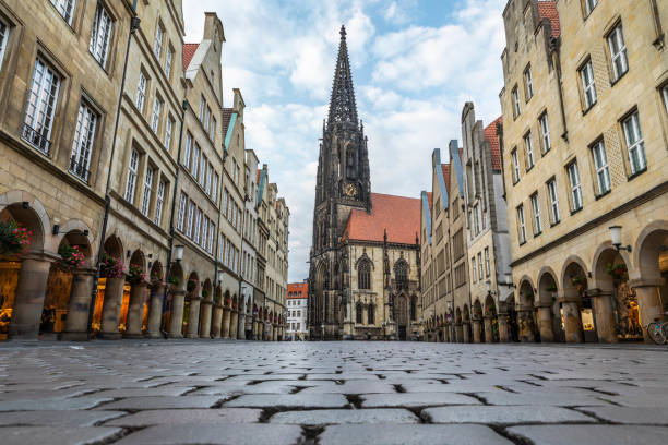 arcades sur le prinzipalmarkt à münster - nrw photos et images de collection