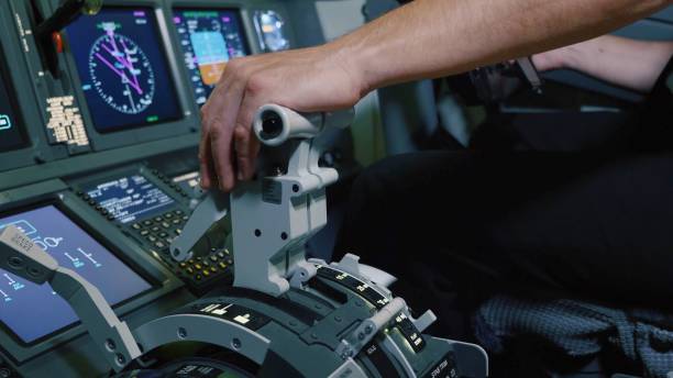 piloto de mano en la manija de palanca de empuje para control de motor de avión. - commercial airplane throttle lever cockpit fotografías e imágenes de stock