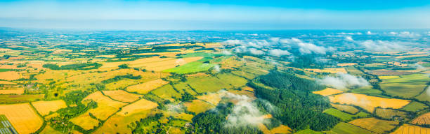 sobre el patchwork pintoresco del panorama aéreo de nubes pasto de cultivo de verano - uk beauty in nature worcestershire vale of evesham fotografías e imágenes de stock