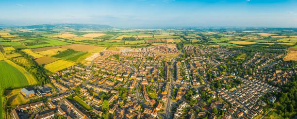 fotografía aérea suburbana vivienda panorama de calles casas unifamiliares país ciudad - vale of evesham town worcestershire midlands fotografías e imágenes de stock