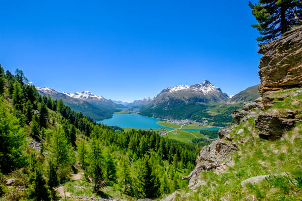 sils y silvaplana lagos visto desde arriba, valle de la alta engadina (graubünden, suiza) - silvaplanersee fotografías e imágenes de stock