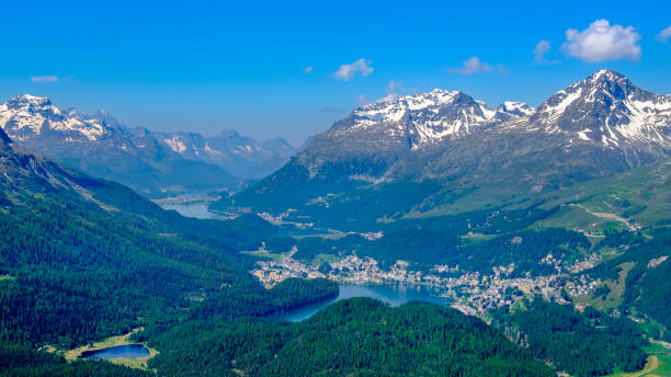 muottas muragl (2.454 m), vista verso st moritz e l'alta valle dell'engadina (grigioni, svizzera) - switzerland engadine european alps lake foto e immagini stock