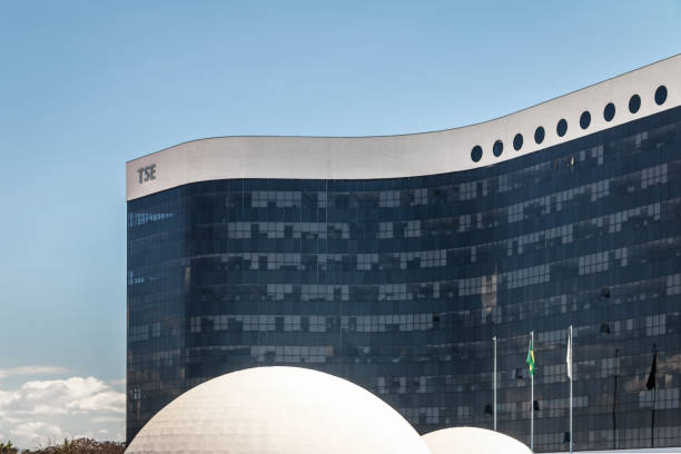 здание высшего избирательного суда бразилии (tse) - бразилиа, бразилия - law legal system column sky стоковые фото и изображения