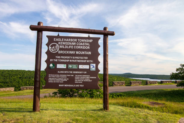 Brockway Mountain Scenic Drive In The Upper Peninsula Of Michigan Copper Harbor, Michigan, USA - June 22, 2018: Informational sign located at the summit overlook of Brockway Mountain in the Keweenaw Peninsula of Michigan. The Brockway Mountain Drive is considered to be one of the most scenic in the state and the overlook provides visitors with sweeping panoramas of Lake Superior and the surrounding wilderness of northern Michigan. upper peninsula michigan map stock pictures, royalty-free photos & images