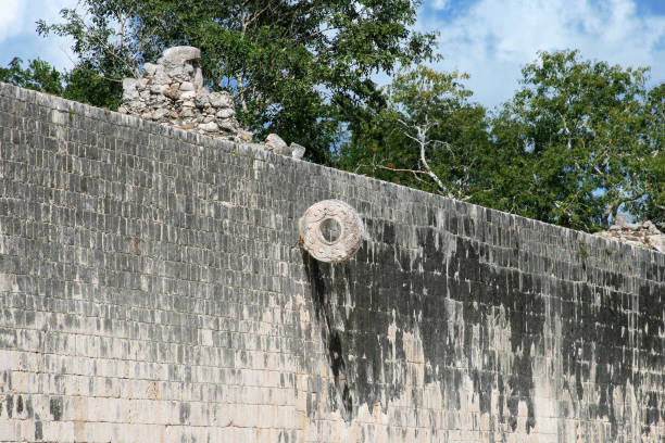 näheres zu den stein ring am großen ballspielplatz in chichen itza, mexiko. - the great court stock-fotos und bilder