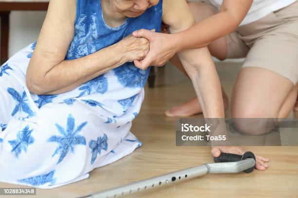 Anciana Caída En Casa Ataque Del Corazón Foto de stock y más banco de imágenes de Caer - Caer, Tercera edad, Ayuda