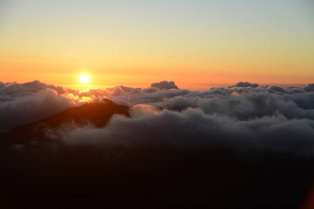 haleakala 분화구에서 일출 - haleakala national park haleakala crater sunrise mountain 뉴스 사진 이미지