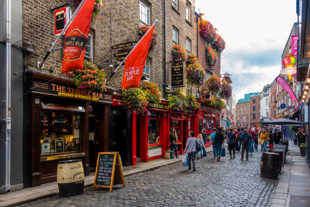 turistas en el temple bar zona de dublín - guinness fotografías e imágenes de stock