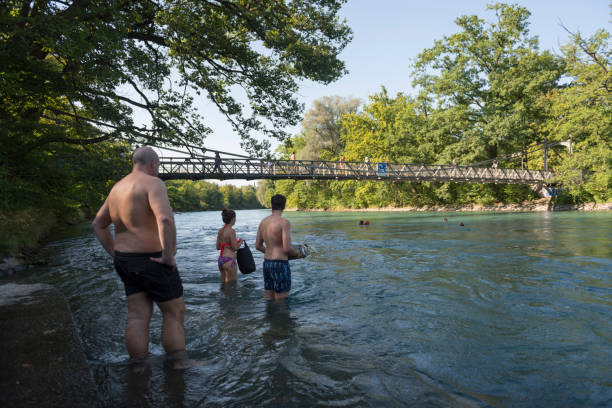 nuoto nel fiume aare a berna, svizzera - bridge people berne river foto e immagini stock