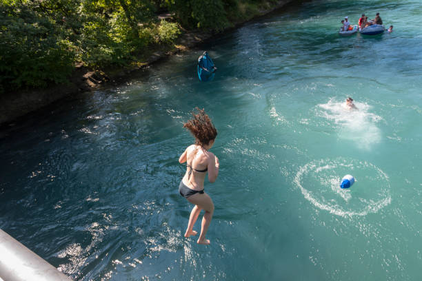 salto nel fiume aare a berna, svizzera - bridge people berne river foto e immagini stock