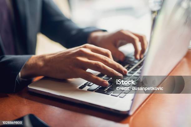 Close Up Of A Hands Of A Businessman On A Keyboard - Fotografias de stock e mais imagens de Computador Portátil