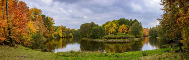 schleife des flusses havel in der nähe von "morgenland" - naturpark stock-fotos und bilder