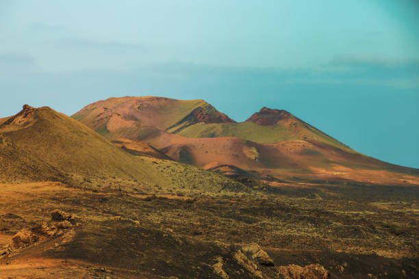 montanas del fuego (fire mountains) in the timanfaya national park on lanzarote - lanzarote canary islands volcano green imagens e fotografias de stock