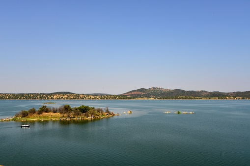Xerez de Baixo, Reguengos de Monsaraz, Évora district, Portugal: view of the Alqueva reservoir from the N256 road - Monsaraz on its hill top - dam for irrigation on the Guadiana river