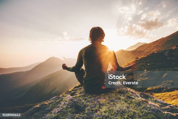 Yoga Meditación En Las Montañas Al Atardecer Viajes Vida Relajación Emocional Concepto Aventura Verano Vacaciones Al Aire Libre Armonía Con La Naturaleza Del Hombre Foto de stock y más banco de imágenes de Meditar