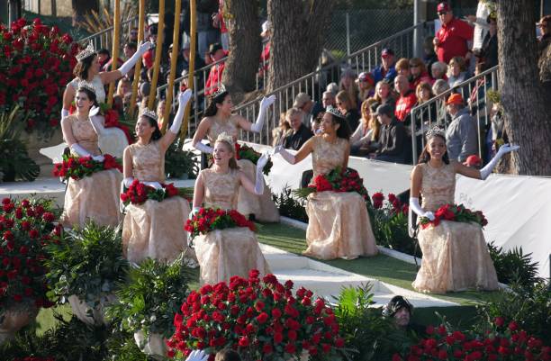 2018 tournament of roses parade-queen and royal court - flower parade imagens e fotografias de stock