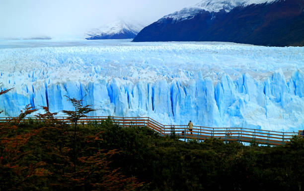 impresionante vista del glaciar perito moreno con el balcón de observación y caída de follaje, parque nacional los glaciares, patagonia, argentina - patagonia el calafate horizontal argentina fotografías e imágenes de stock