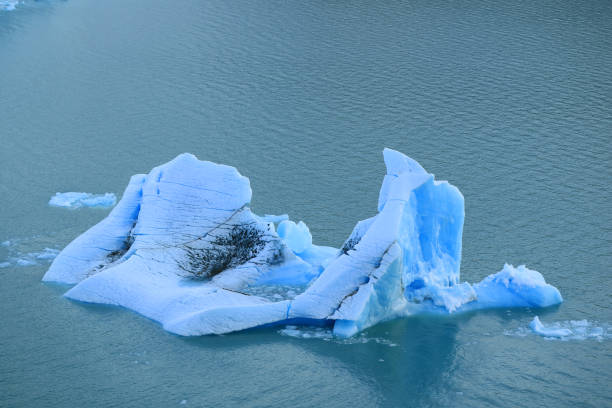 iceberg flutuando no lago argentino, glaciar perito moreno, parque nacional los glaciares, el calafate, patagônia, argentina - glacier moreno glacier iceberg argentina - fotografias e filmes do acervo