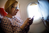 frau-mit-dem-flugzeug-reisen-und-handy.jpg?b=1&s=170x170&k=20&c=-QDYZbCrLrdVW7aGw8KIqsJDZJfABf77SbY_EZ7qTuY=