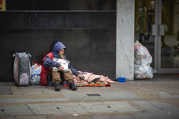 a homeless man begging for help in central london. - vagabundo imagens e fotografias de stock