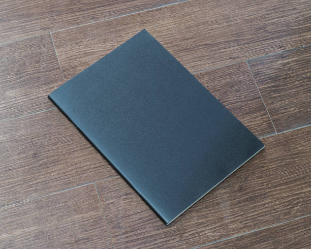 나무 테이블 배경 이랑 빈 검은 a4 가죽 커버 잡지, 책자, 브로슈어, 메뉴, 일기 모형 디자인 서식 파일에 대 한도 서 - note pad leather diary book 뉴스 사진 이미지