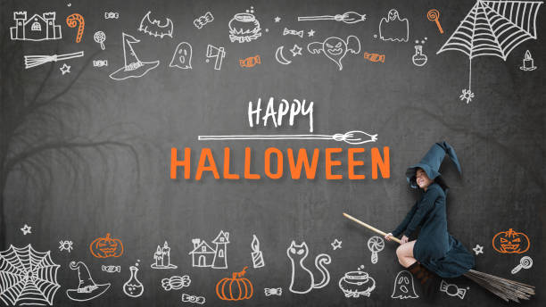 Happy halloween with girl kid in witch costume riding broomstick on spooky dark black chalkboard with chalk doodle of trick or treat candies and scary ghost for holiday greeting festival celebration feliz halloween con chico chica en palo de escoba de montar a caballo del traje de la bruja en spooky oscuro negro pizarra con tiza doodle de trick or treat caramelos y miedo de fantasmas para vacaciones de celebración fiesta de felicitación