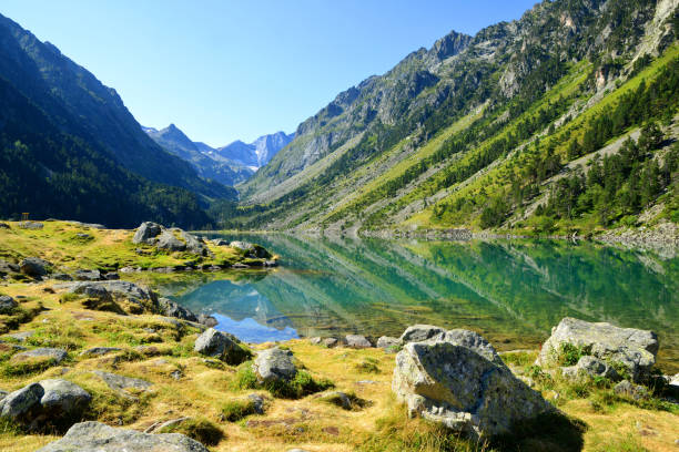 vista do lago de gaube. montanhas de pyrenees, frança. - gaube - fotografias e filmes do acervo