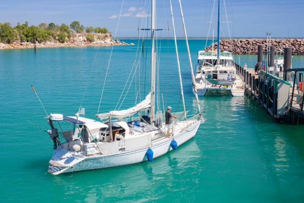 barco a vela - darwin northern territory australia beach - fotografias e filmes do acervo