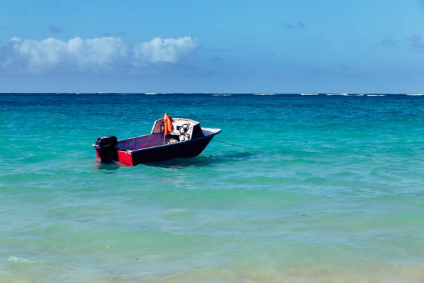 hermosa playa de lanikai con aguas de color turquesa y una lancha a motor - oahu water sand beach fotografías e imágenes de stock