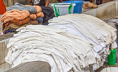 dhobi-gana-ist-eine-bekannte-open-air-waschsalon-in-chennai-indien-die-unterlegscheiben-lokal.jpg?b=1&s=170x170&k=20&c=s9xOzPf7ZwBE1rZRSAa6M3Jv8CnIB5MUjJoPfHm6oqs=