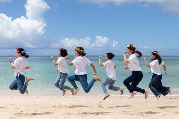 沖縄のビーチで女の子のパーティー - 友人　旅行 ストックフォトと画像