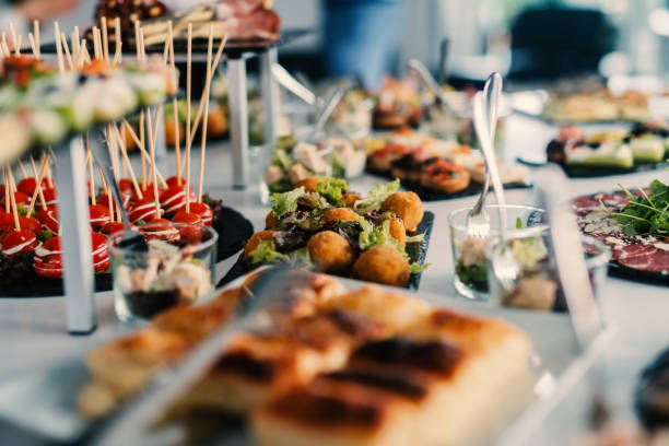 decoración de la mesa de comida sabrosa hermosa en el día de celebración. - banquete fotografías e imágenes de stock