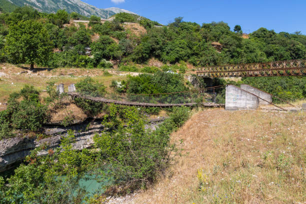 강 viosa, 알바니아는 오래 된 교량의 보기 - 3659 뉴스 사진 이미지