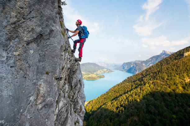 escalada en roca en los alpes - climbing fotografías e imágenes de stock