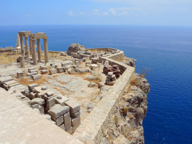 die ruinen einer alten burg. lindos, rhodos - lindos stock-fotos und bilder