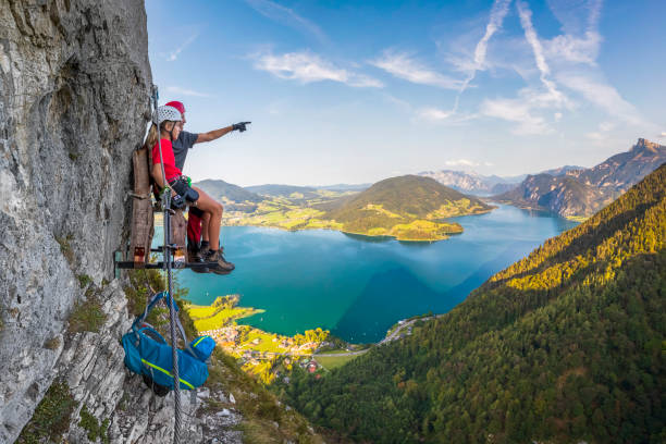 父を持つ少女はアルプスの�山の上に登る - wolfgangsee ストックフォトと画像