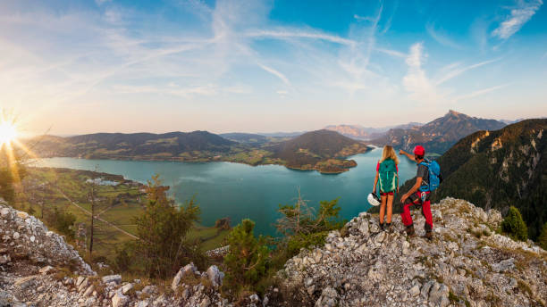 padre mostra figlia arrampicata sulle alpi sul monte drachenwand - wolfgangsee foto e immagini stock