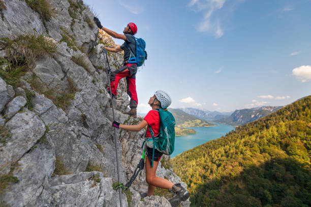 niña con padre es subir a la cima de una montaña en los alpes - mountain austria european alps mountain peak fotografías e imágenes de stock