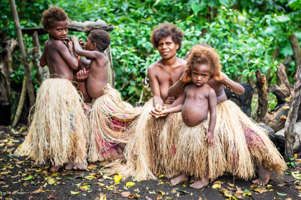 las mujeres indígenas y niños tanna island tribu selva comunidad vanuatu - melanesia fotografías e imágenes de stock