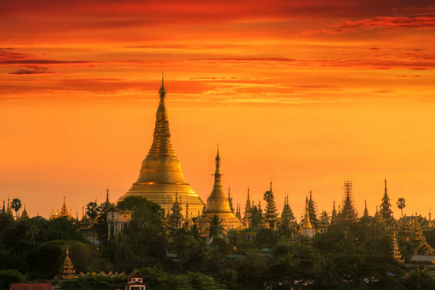 일몰 및 사원 양곤 시내 shwedagon 파고다 - shwedagon pagoda yangon myanmar temple 뉴스 사진 이미지
