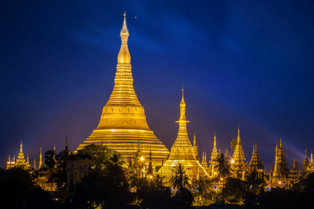 양곤에서 푸른 밤 하늘 배경으로 shwedagon 파고다 - shwedagon pagoda 이미지 뉴스 사진 이미지