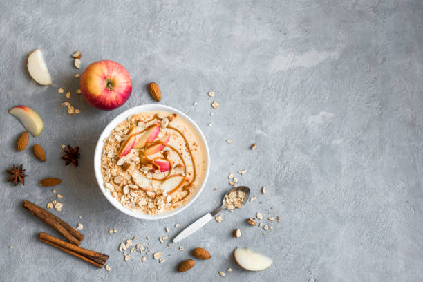 taza de batido de tarta de manzana - cereal breakfast granola healthy eating fotografías e imágenes de stock